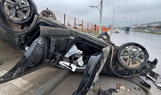 Karşı yöne geçen otomobil, başka bir araçla çarpışıp takla attı
