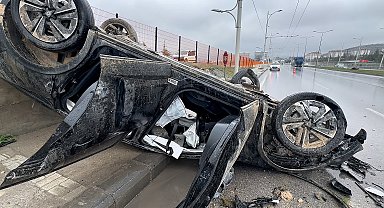 Karşı yöne geçen otomobil, başka bir araçla çarpışıp takla attı