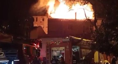 Kartal'da 3 katlı binanın çatısı alev alev yandı; 2 kişi dumandan etkilendi