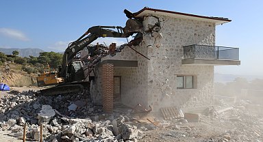 Kaş'ta 5 bin 112 kaçak yapının yıkımı için 10'uncu ihale