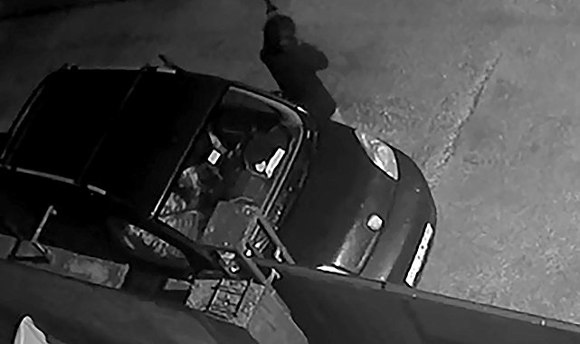 Kasklı şüphelinin pompalı tüfekle eve ateş açtığı anlar kamerada