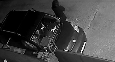 Kasklı şüphelinin pompalı tüfekle eve ateş açtığı anlar kamerada