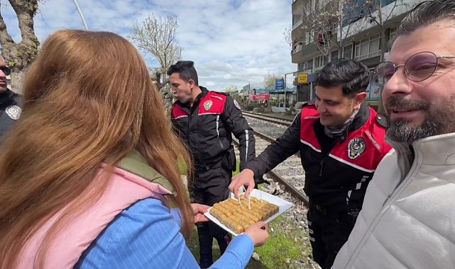 Kavga ihbarına giden polislere gazetecilerden baklavalı kutlama