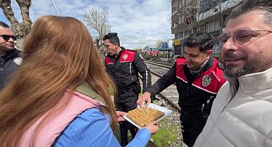 Kavga ihbarına giden polislere gazetecilerden baklavalı kutlama