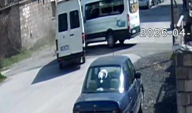 Kayseri'de iki minibüs çarpıştığı kaza kamerada; 8 yaralı