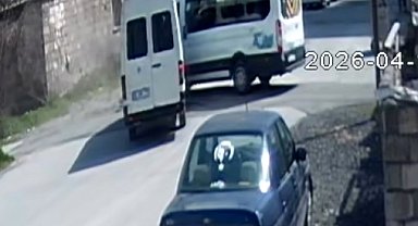 Kayseri'de iki minibüs çarpıştığı kaza kamerada; 8 yaralı