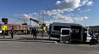 Kayseri'de işçi servis minibüsüyle kamyon çarpıştı: 8 yaralı