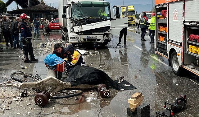 Kazada kamyonun devirdiği beton elektrik direğinin altında kalan bisikletli öldü