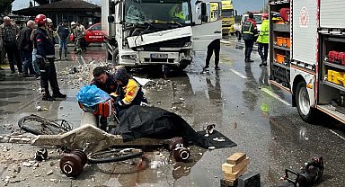 Kazada kamyonun devirdiği beton elektrik direğinin altında kalan bisikletli öldü