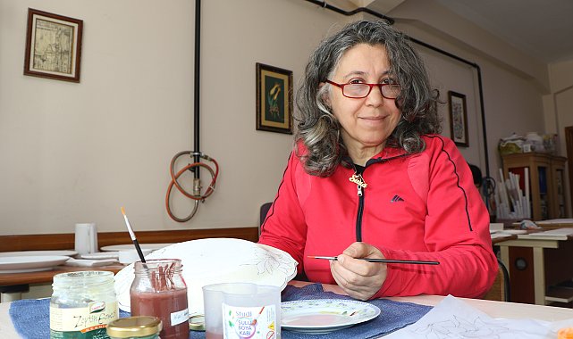 Kazanın izlerini çini fırçasıyla siliyor