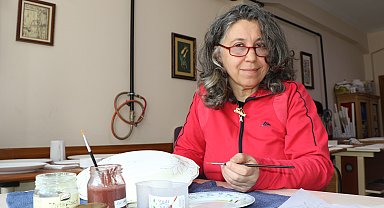 Kazanın izlerini çini fırçasıyla siliyor