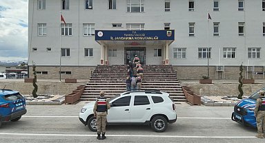 Kendilerini polis ve savcı olarak tanıtıp 2 milyon lira dolandıran şüpheliler yakalandı