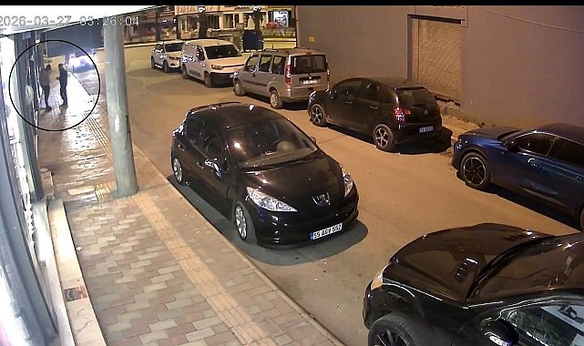 Kendisini darbeden kişiyi tabancayla vurup ağır yaraladı; olay kamerada