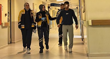 Kesim sırasında fırlayan ağaç parçası gözüne saplandı