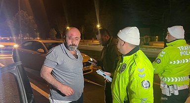 Kırmızı ışıkta bekleyen otomobile çarpan alkollü sürücüyü çevredekiler darbetti