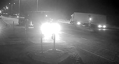 Kırmızı ışıkta bekleyen TIR'a çarpan minibüsün sürücüsü öldü