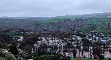 Kızılırmak taştı, köyde ev ve ahırları su bastı