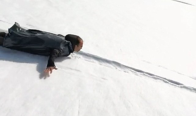 Kösedağ'ın zirvesinde nisan ayında 'poşetli' kayak