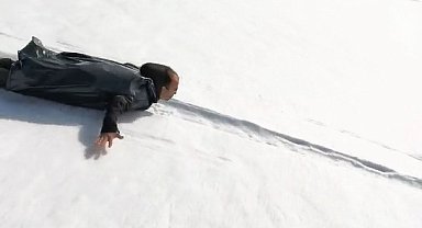 Kösedağ'ın zirvesinde nisan ayında 'poşetli' kayak