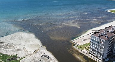 Küçükçekmece'deki Menekşe Deresi'nin rengi kahverengiye büründü