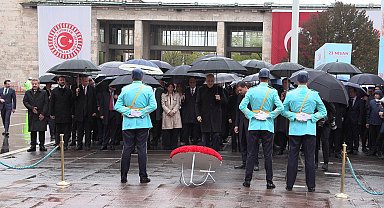 Kurtulmuş, TBMM'deki Atatürk Anıtı'na çelenk bıraktı