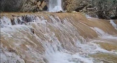 Kuruyan şelaleler coştu, seyirlik görüntüler oluştu