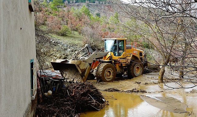 Kütahya'da yapay gölet taştı, 1 ev ve ahırı su bastı