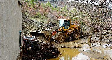 Kütahya'da yapay gölet taştı, 1 ev ve ahırı su bastı