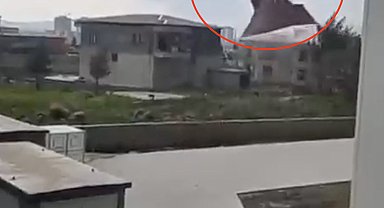 Kuvvetli rüzgar evin çatısını uçurdu; o anlar kamerada