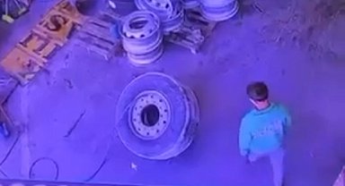 Lastiğin tamir sırasında patlaması kamerada