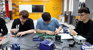 Lise öğrencileri Yunanistan'daki robot yarışmasında kategorilerinde birinci oldu