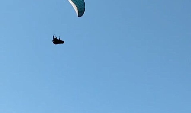 Mahallenin üstünden geçen paraşütçüyü çaya çağırdı