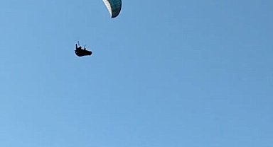 Mahallenin üstünden geçen paraşütçüyü çaya çağırdı