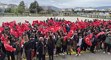 Malatya'da öğrenciler Türk bayrağı, öğretmenler karanfil ile karşılandı