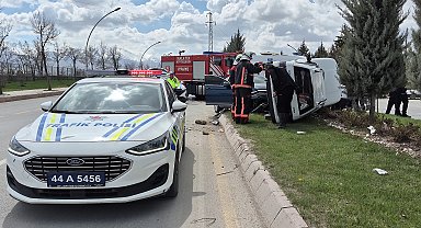 Malatya'da otomobil ile hafif ticari araç çarpıştı: 3 yaralı