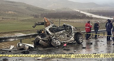 Malatya'da otomobil ile TIR çarpıştı: 3 ölü, 1 yaralı