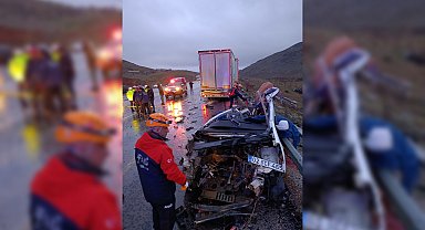 Malatya'da otomobil ile TIR çarpıştı: 3 ölü, 1 yaralı