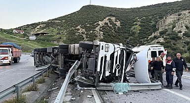 Manisa'da devrilen TIR'ın sürücüsü yaralandı; ulaşımda aksama yaşandı