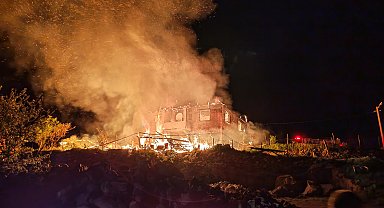 Manisa'da müstakil evde yangın: 1 kişi dumandan etkilendi