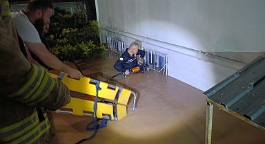 Mardin'de sağanak; ev ve işyerlerini su bastı