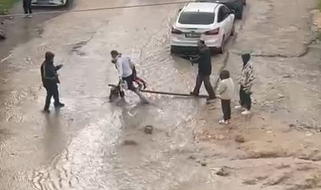 Mardin'de sağanak nedeniyle cadde ve sokaklar göle döndü
