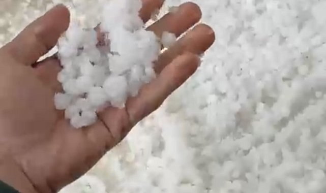 Mardin'de yarım saatlik sağanakta cadde ve sokaklar göle döndü