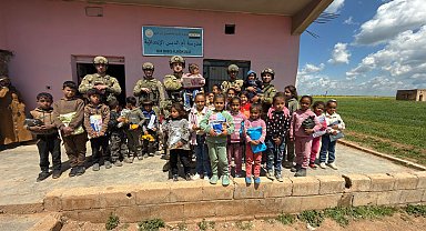 Mehmetçikten Barış Pınarı Harekat bölgesindeki çocuklara '23 Nisan' hediyesi