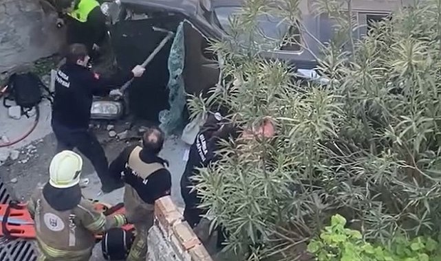 Merdivenlerden düşüp yan yatan araçta sıkışan yolcuyu itfaiye kurtardı; o anlar kamerada