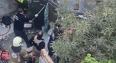 Merdivenlerden düşüp yan yatan araçta sıkışan yolcuyu itfaiye kurtardı; o anlar kamerada