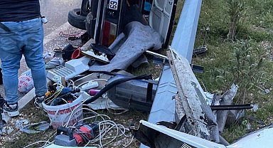 Mersin'de kazanın ardından aydınlatma direğine çarpan otomobil ikiye bölündü: 4 yaralı