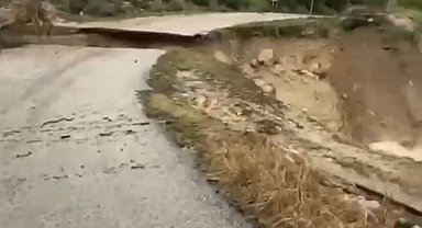 Mersin'de sağanak nedeniyle yol çöktü