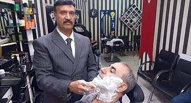 Mesleğine aşık berber, müşterilerini takım elbise ile tıraş ediyor