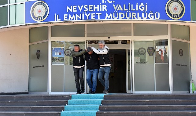 Midelerinde uyuşturucuyla yakalanan 2 şüpheli tutuklandı