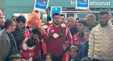 Milli güreşçi Rıza Kayaalp'e Ankara'da coşkulu karşılama
